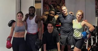 Les immigrés d'Afrique de l'Ouest à New York sont pris pour cibles par les Blancs parce qu'ils gagnent beaucoup d'argent dans la rue. West African migrants in NYC are being targeted by white people for clicks because they make a lot of money on the streets