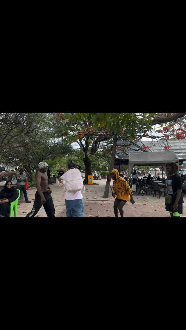 Si une Tanzanienne allait dans un pays d'Asie de l'Est et se comportait comme elle le fait ici, elle ne serait pas acceptée par la communauté. If a Tanzanian person went to any East Asian country and behaved the way she’s acting here, they wouldn’t be embraced by the community there.