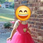 Ma fille a commencé à choisir ses propres tenues. My daughter has started picking out her own outfits.